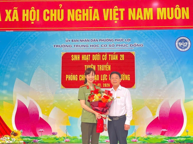 Công an phường Phúc Lợi tuyên truyền phòng, chống bạo lực học đường - Ảnh 1.