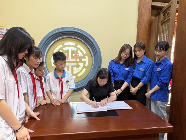 Trường THCS Liên Bạt tổ chức hoạt động ngoại khóa, dâng hương tại Khu lưu niệm Trưởng ban Thường trực Quốc hội Bùi Bằng Đoàn- Ảnh 7.