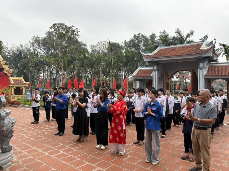 Trường THCS Liên Bạt tổ chức hoạt động ngoại khóa, dâng hương tại Khu lưu niệm Trưởng ban Thường trực Quốc hội Bùi Bằng Đoàn- Ảnh 4.