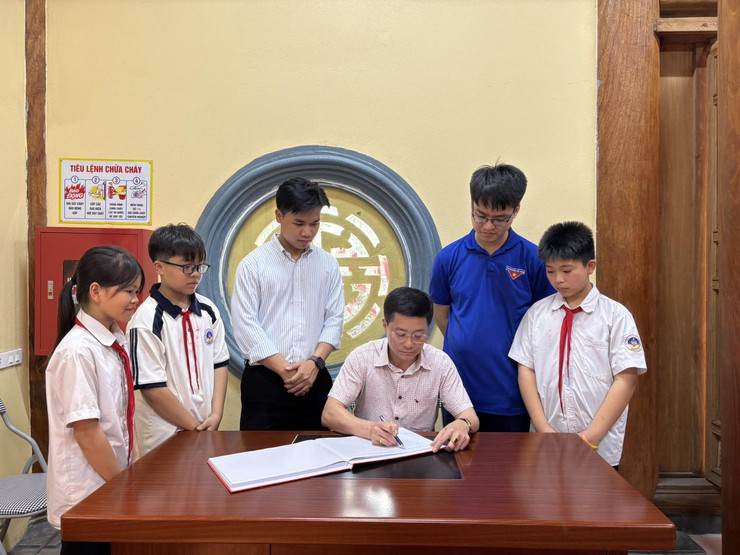 Trường THCS Quảng Phú Cầu tổ chức dâng hương tại Khu lưu niệm Trưởng ban Thường trực Quốc hội Bùi Bằng Đoàn- Ảnh 5.