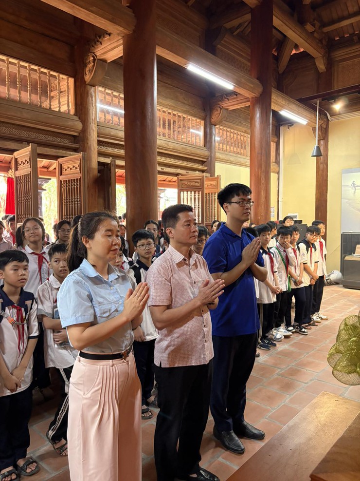 Trường THCS Quảng Phú Cầu tổ chức dâng hương tại Khu lưu niệm Trưởng ban Thường trực Quốc hội Bùi Bằng Đoàn- Ảnh 3.