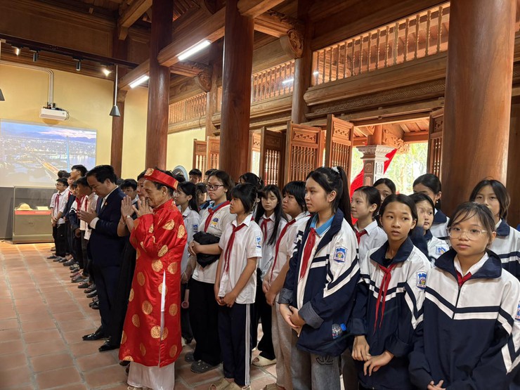 Trường THCS Liên Bạt tổ chức hoạt động ngoại khóa, dâng hương tại Khu lưu niệm Trưởng ban Thường trực Quốc hội Bùi Bằng Đoàn- Ảnh 3.