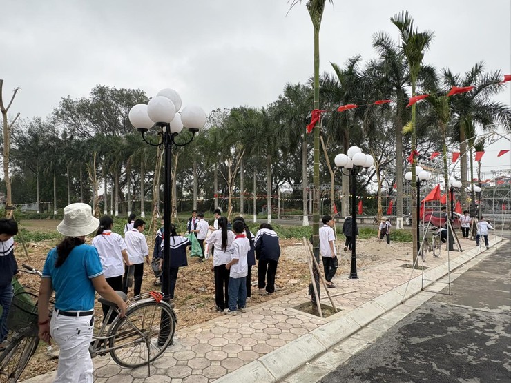 Trường THCS Liên Bạt tổ chức hoạt động ngoại khóa, dâng hương tại Khu lưu niệm Trưởng ban Thường trực Quốc hội Bùi Bằng Đoàn- Ảnh 9.