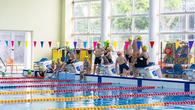 Hơn 150 vận động viên tham gia thi đấu môn bơi tại Giải thể thao học sinh phổ thông phường Từ Liêm- Ảnh 1.