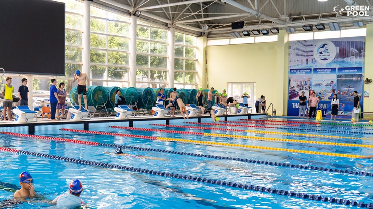 Hơn 150 vận động viên tham gia thi đấu môn bơi tại Giải thể thao học sinh phổ thông phường Từ Liêm- Ảnh 4.