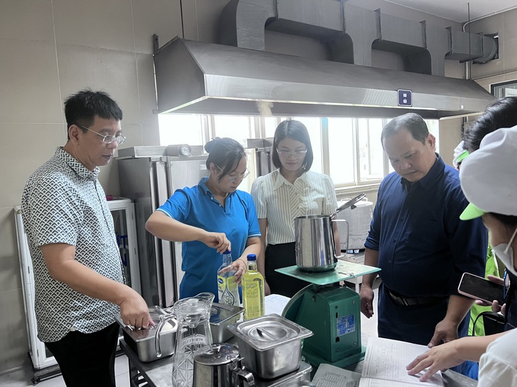 Tăng cường kiểm tra công tác bảo đảm an toàn thực phẩm tại bếp ăn tập thể trường học trên địa bàn phường Bồ Đề- Ảnh 2.