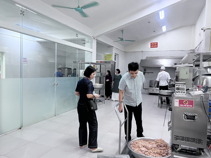 Tăng cường kiểm tra công tác bảo đảm an toàn thực phẩm tại bếp ăn tập thể trường học trên địa bàn phường Bồ Đề- Ảnh 1.