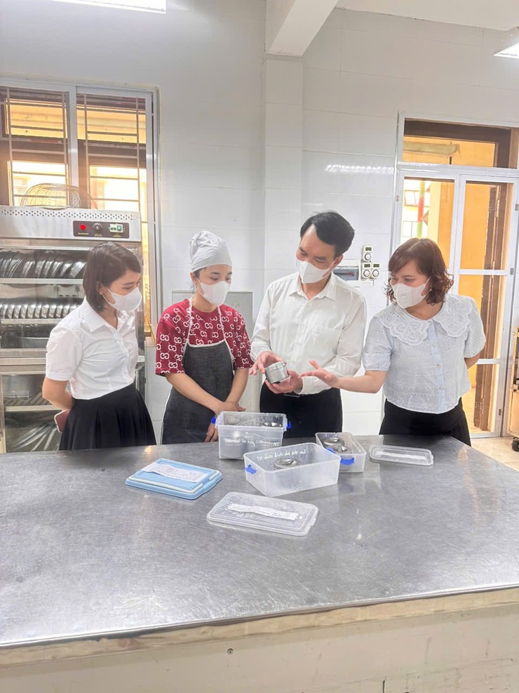 Đồng chí Phó Chủ tịch Thường trực UBND xã Đinh Xuân Hanh kiểm tra đột xuất công tác vệ sinh ATTP tại các trường học trên địa bàn xã- Ảnh 1.