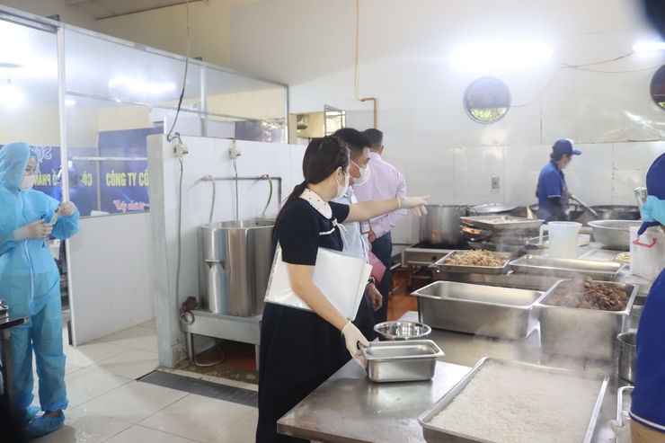 Tăng cường kiểm tra an toàn thực phẩm tại bếp ăn tập thể trên địa bàn xã- Ảnh 4.