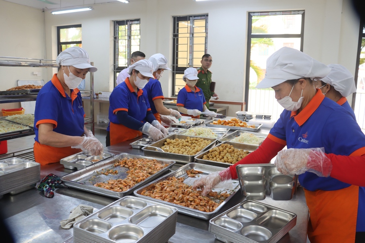 Tăng cường kiểm tra an toàn thực phẩm tại bếp ăn tập thể trên địa bàn xã- Ảnh 2.