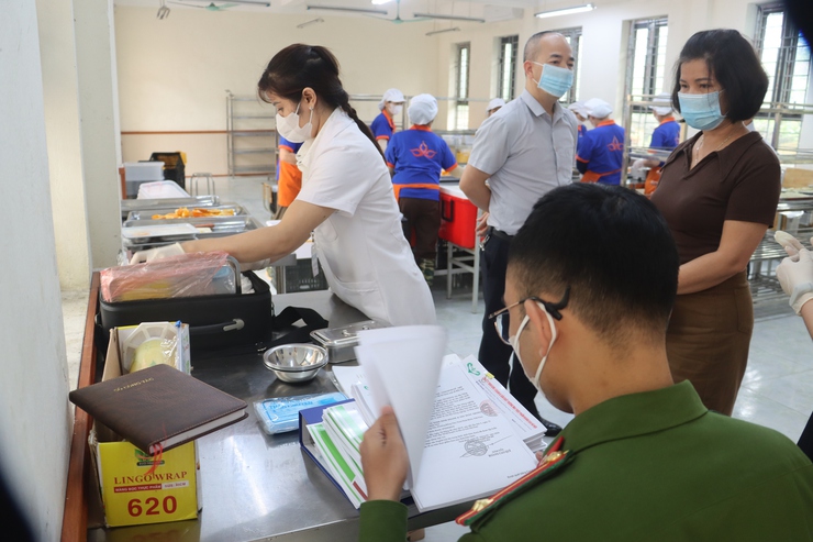 Tăng cường kiểm tra an toàn thực phẩm tại bếp ăn tập thể trên địa bàn xã- Ảnh 6.