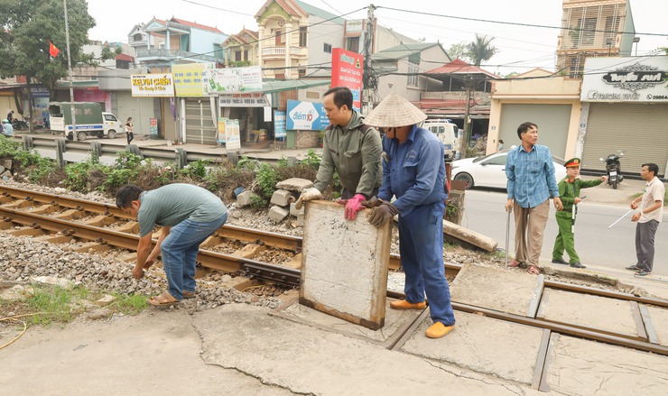 Đại Xuyên quyết liệt xóa bỏ các lối đi tự mở qua đường sắt,đảm bảo an toàn giao thông- Ảnh 2.