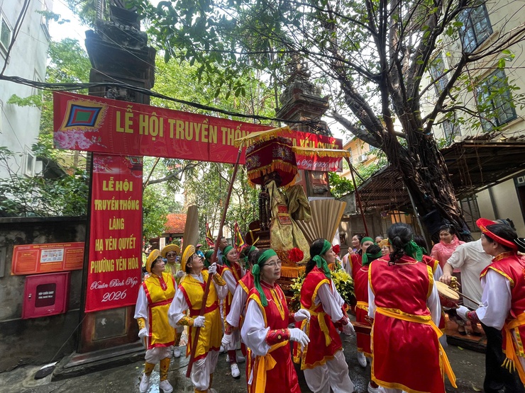 Hướng về cội nguồn, tri ân công đức của các bậc tiền nhân tại lễ hội làng Hạ Yên Quyết- Ảnh 5.