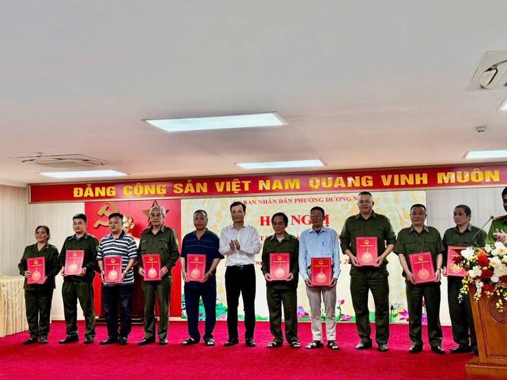 Phường Dương Nội ra mắt 21 đội dân phòng tại tổ dân phố đảm bảo an toàn phòng cháy chữa cháy và cứu nạn cứu hộ- Ảnh 1.