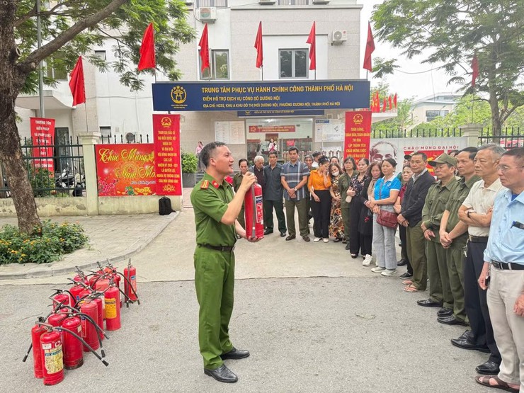 Phường Dương Nội ra mắt 21 đội dân phòng tại tổ dân phố đảm bảo an toàn phòng cháy chữa cháy và cứu nạn cứu hộ- Ảnh 2.