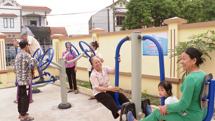 HỘI LIÊN HIỆP PHỤ NỮ XÃ ỨNG HÒA KHÁNH THÀNH, BÀN GIAO SÂN CHƠI CỘNG ĐỒNG THÔN PHƯỢNG VIỀN.- Ảnh 5.
