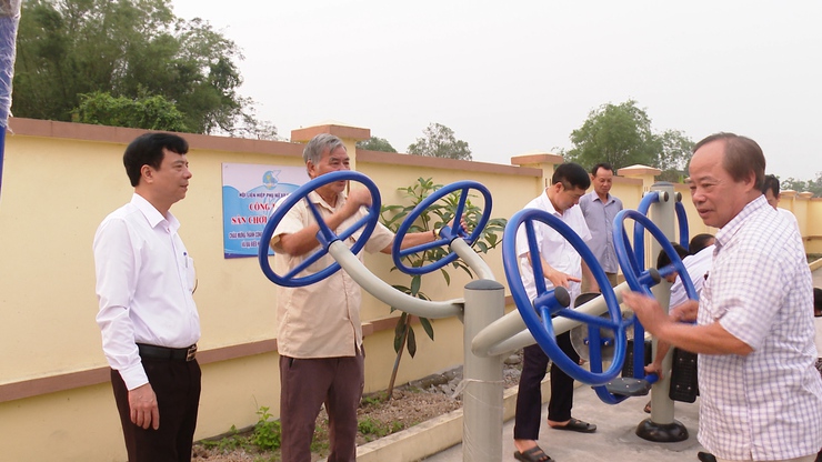 HỘI LIÊN HIỆP PHỤ NỮ XÃ ỨNG HÒA KHÁNH THÀNH, BÀN GIAO SÂN CHƠI CỘNG ĐỒNG THÔN PHƯỢNG VIỀN.- Ảnh 4.