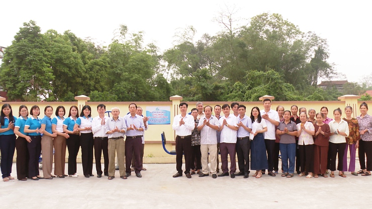 HỘI LIÊN HIỆP PHỤ NỮ XÃ ỨNG HÒA KHÁNH THÀNH, BÀN GIAO SÂN CHƠI CỘNG ĐỒNG THÔN PHƯỢNG VIỀN.- Ảnh 6.