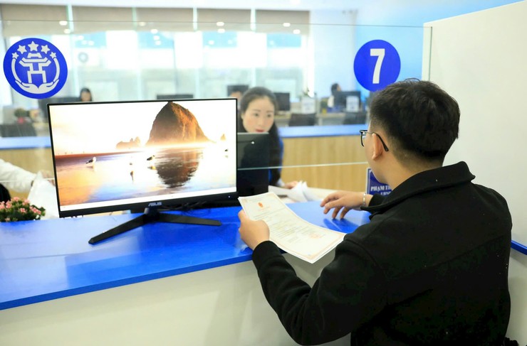 Đẩy mạnh phân cấp, ủy quyền thủ tục hành chính: Bước chuyển từ "quản lý" sang "phục vụ"- Ảnh 2.