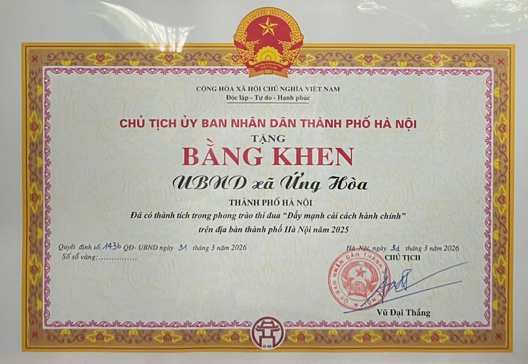 XÃ ỨNG HÒA DẪN ĐẦU NHÓM III CHỈ SỐ CẢI CÁCH HÀNH CHÍNH NĂM 2025, ĐƯỢC UBND THÀNH PHỐ TẶNG BẰNG KHEN.- Ảnh 2.