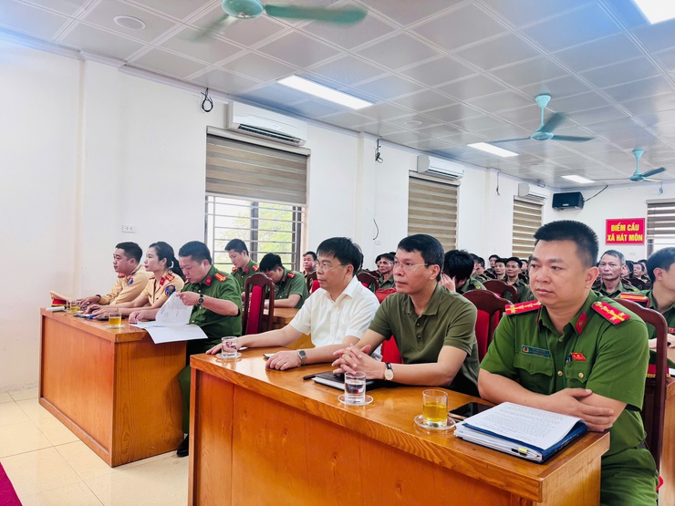 CÔNG AN XÃ HÁT MÔN TỔ CHỨC TẬP HUẤN KỸ NĂNG ĐIỀU KHIỂN, PHÂN LUỒNG GIAO THÔNG CHO LỰC LƯỢNG BẢO VỆ ANTT Ở CƠ SỞ- Ảnh 1.