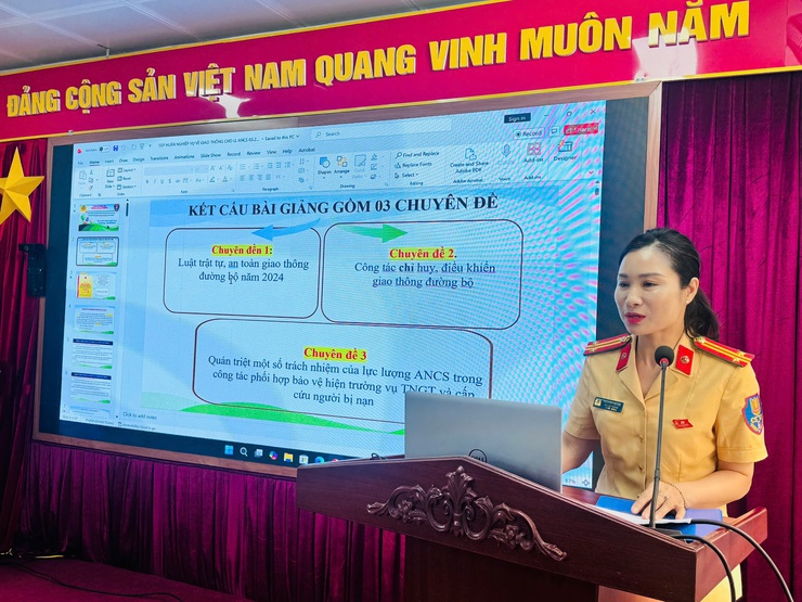 CÔNG AN XÃ HÁT MÔN TỔ CHỨC TẬP HUẤN KỸ NĂNG ĐIỀU KHIỂN, PHÂN LUỒNG GIAO THÔNG CHO LỰC LƯỢNG BẢO VỆ ANTT Ở CƠ SỞ- Ảnh 3.