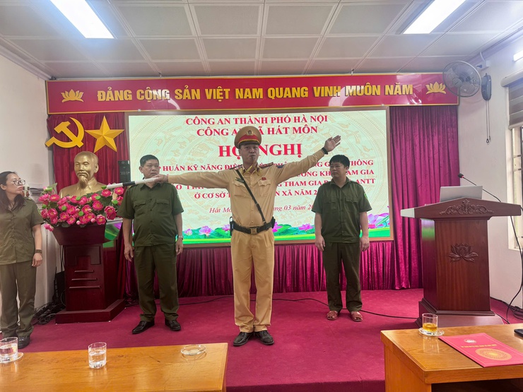 CÔNG AN XÃ HÁT MÔN TỔ CHỨC TẬP HUẤN KỸ NĂNG ĐIỀU KHIỂN, PHÂN LUỒNG GIAO THÔNG CHO LỰC LƯỢNG BẢO VỆ ANTT Ở CƠ SỞ- Ảnh 4.