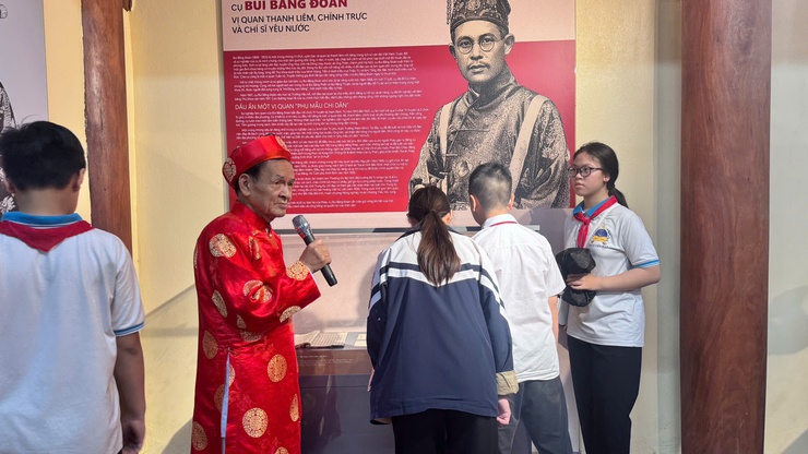 Trường THCS Liên Bạt tổ chức hoạt động ngoại khóa, dâng hương tại Khu lưu niệm Trưởng ban Thường trực Quốc hội Bùi Bằng Đoàn- Ảnh 5.