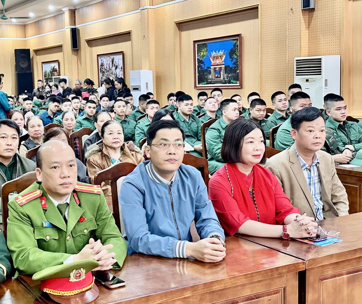 Đảng ủy - Hội đồng nhân dân - Uỷ ban nhân dân - Uỷ ban mặt trận tổ quốc Việt Nam xã Đại Thanh tiễn công dân lên đường nhập ngũ năm 2026.- Ảnh 2.