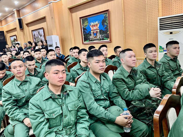 Đảng ủy - Hội đồng nhân dân - Uỷ ban nhân dân - Uỷ ban mặt trận tổ quốc Việt Nam xã Đại Thanh tiễn công dân lên đường nhập ngũ năm 2026.- Ảnh 4.