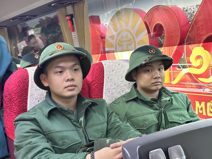 Đảng ủy - Hội đồng nhân dân - Uỷ ban nhân dân - Uỷ ban mặt trận tổ quốc Việt Nam xã Đại Thanh tiễn công dân lên đường nhập ngũ năm 2026.- Ảnh 6.