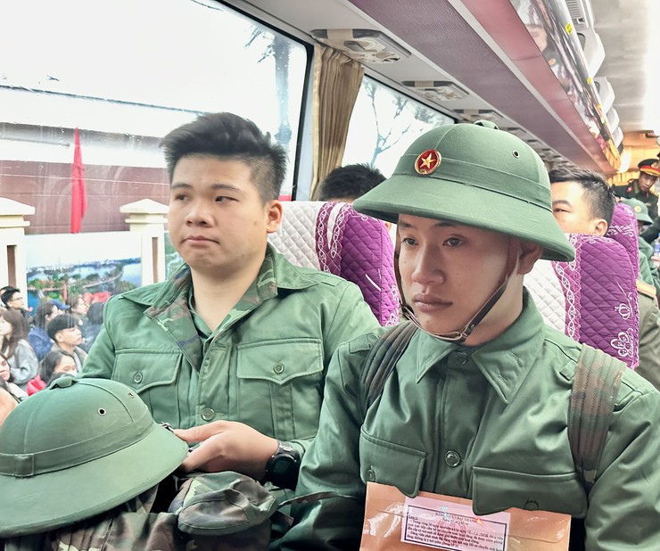 Đảng ủy - Hội đồng nhân dân - Uỷ ban nhân dân - Uỷ ban mặt trận tổ quốc Việt Nam xã Đại Thanh tiễn công dân lên đường nhập ngũ năm 2026.- Ảnh 7.