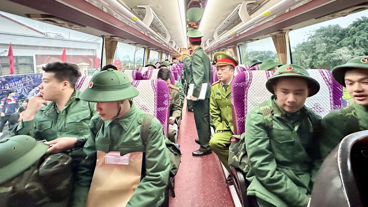 Đảng ủy - Hội đồng nhân dân - Uỷ ban nhân dân - Uỷ ban mặt trận tổ quốc Việt Nam xã Đại Thanh tiễn công dân lên đường nhập ngũ năm 2026.- Ảnh 9.