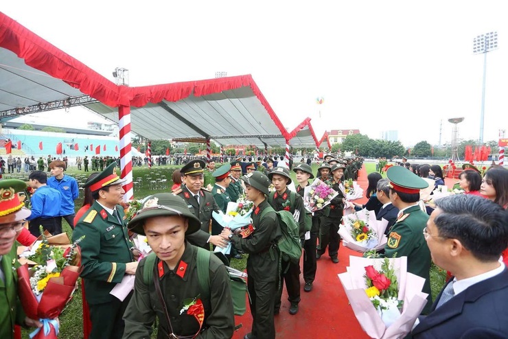 Hơn 700 tân binh tại Điểm giao nhận quân số 7 chính thức bước qua "cổng vinh quang"- Ảnh 5.