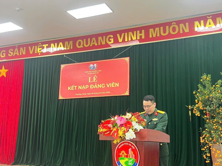 PHƯỜNG LÁNG TỔ CHỨC LỄ KẾT NẠP ĐẢNG VIÊN, GẶP MẶT, TẶNG QUÀ CÔNG DÂN NHẬP NGŨ, ĐÓN QUÂN NHÂN XUẤT NGŨ NĂM 2026 BẢO ĐẢM TRANG TRỌNG, Ý NGHĨA- Ảnh 6.