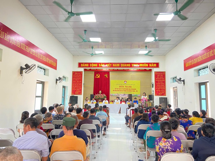 PHÓ BÍ THƯ THƯỜNG TRỰC ĐẢNG ỦY- CHỦ TỊCH ỦY BAN MTTQ VIỆT NAM XÃ XÃ TRUNG GIÃ NGUYỄN THỊ KIM TUYẾN VÀ CÁC ỨNG CỬ VIÊN ĐẠI BIỂU HĐND XÃ TRUNG GIÃ TIẾP XÚC CỬ TRI, VẬN ĐỘNG BẦU CỬ TẠI THÔN BÌNH AN- Ảnh 1.