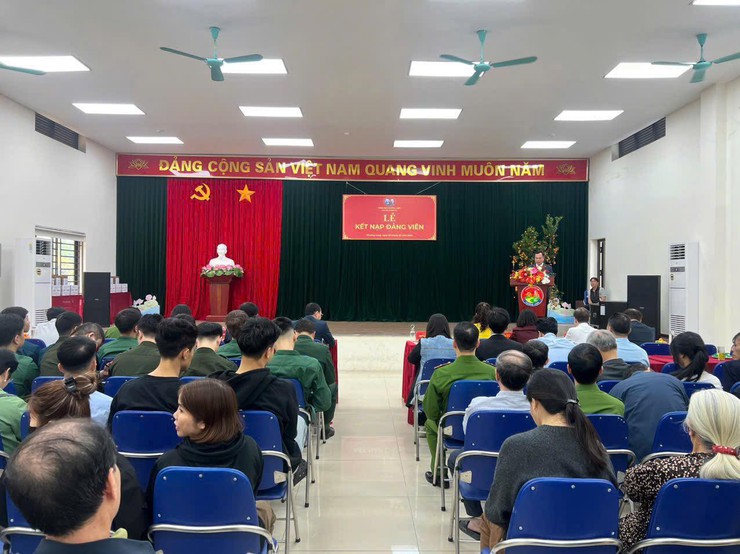 PHƯỜNG LÁNG TỔ CHỨC LỄ KẾT NẠP ĐẢNG VIÊN, GẶP MẶT, TẶNG QUÀ CÔNG DÂN NHẬP NGŨ, ĐÓN QUÂN NHÂN XUẤT NGŨ NĂM 2026 BẢO ĐẢM TRANG TRỌNG, Ý NGHĨA- Ảnh 8.