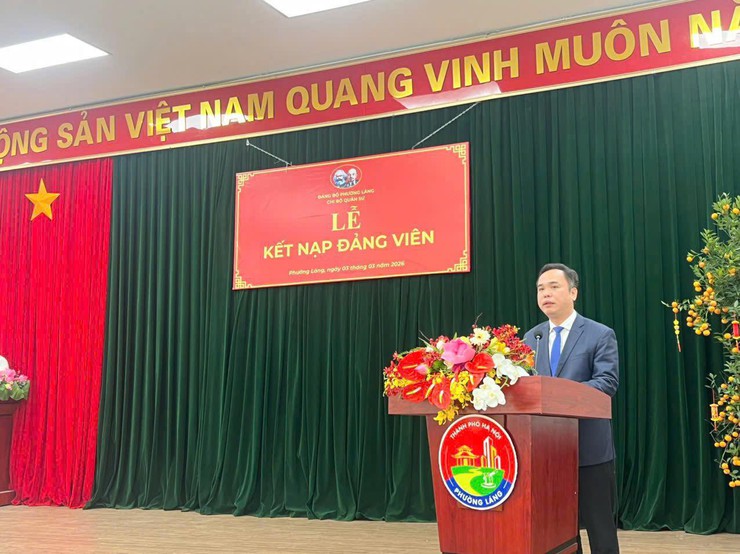 PHƯỜNG LÁNG TỔ CHỨC LỄ KẾT NẠP ĐẢNG VIÊN, GẶP MẶT, TẶNG QUÀ CÔNG DÂN NHẬP NGŨ, ĐÓN QUÂN NHÂN XUẤT NGŨ NĂM 2026 BẢO ĐẢM TRANG TRỌNG, Ý NGHĨA- Ảnh 5.
