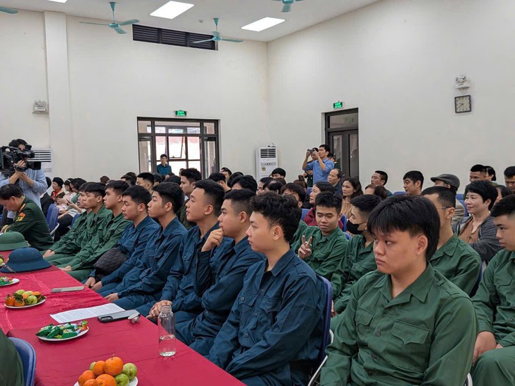 PHƯỜNG LÁNG TỔ CHỨC LỄ KẾT NẠP ĐẢNG VIÊN, GẶP MẶT, TẶNG QUÀ CÔNG DÂN NHẬP NGŨ, ĐÓN QUÂN NHÂN XUẤT NGŨ NĂM 2026 BẢO ĐẢM TRANG TRỌNG, Ý NGHĨA- Ảnh 4.