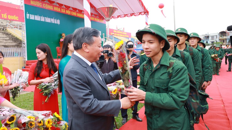 37 Thanh niên xã Suối Hai hăng hái lên đường nhập ngũ
- Ảnh 2.