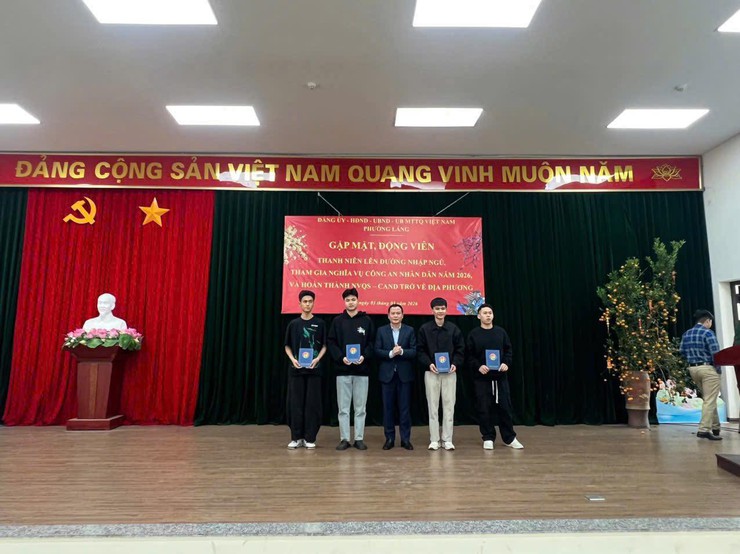 PHƯỜNG LÁNG TỔ CHỨC LỄ KẾT NẠP ĐẢNG VIÊN, GẶP MẶT, TẶNG QUÀ CÔNG DÂN NHẬP NGŨ, ĐÓN QUÂN NHÂN XUẤT NGŨ NĂM 2026 BẢO ĐẢM TRANG TRỌNG, Ý NGHĨA- Ảnh 3.