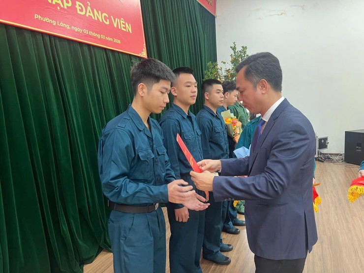 PHƯỜNG LÁNG TỔ CHỨC LỄ KẾT NẠP ĐẢNG VIÊN, GẶP MẶT, TẶNG QUÀ CÔNG DÂN NHẬP NGŨ, ĐÓN QUÂN NHÂN XUẤT NGŨ NĂM 2026 BẢO ĐẢM TRANG TRỌNG, Ý NGHĨA- Ảnh 7.