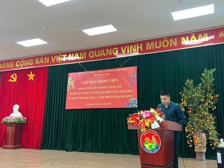 PHƯỜNG LÁNG TỔ CHỨC LỄ KẾT NẠP ĐẢNG VIÊN, GẶP MẶT, TẶNG QUÀ CÔNG DÂN NHẬP NGŨ, ĐÓN QUÂN NHÂN XUẤT NGŨ NĂM 2026 BẢO ĐẢM TRANG TRỌNG, Ý NGHĨA- Ảnh 2.