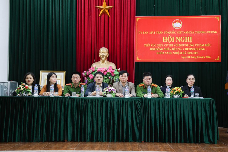 Các ứng cử viên đại biểu HĐND xã Chương Dương khóa XXIII, nhiệm kỳ 2026-2031 (đơn vị bầu cử số 2) tiếp xúc cử tri tại Đội 7- Ảnh 1.