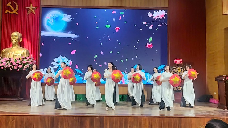 Phường Tây Hồ tổ chức Kỷ niệm 116 năm Ngày Quốc tế Phụ nữ 8/3 và ra mắt các Câu lạc bộ văn hóa, văn nghệ- Ảnh 9.