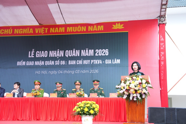 Chủ tịch HĐND thành phố Phùng Thị Hồng Hà động viên tân binh tại Ban Chỉ huy phòng thủ khu vực 4 - Gia Lâm- Ảnh 1.