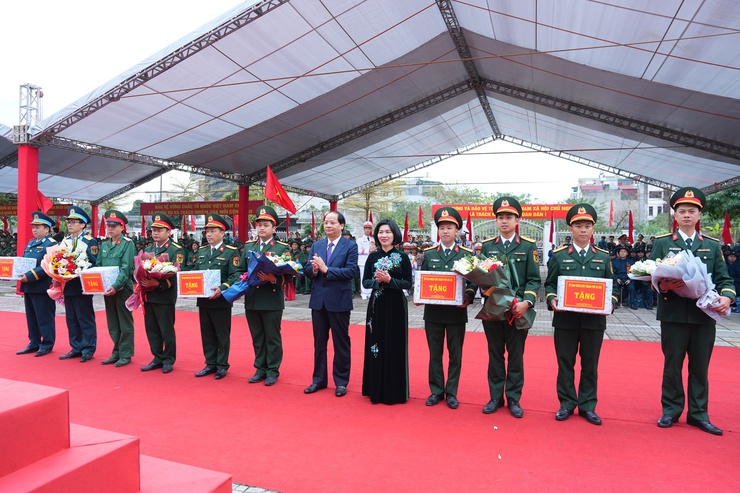 Chủ tịch HĐND thành phố Phùng Thị Hồng Hà động viên tân binh tại Ban Chỉ huy phòng thủ khu vực 4 - Gia Lâm- Ảnh 3.