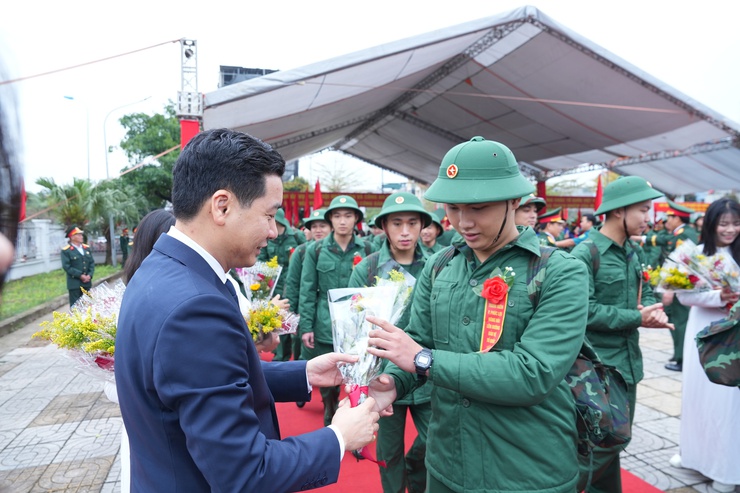Chủ tịch HĐND thành phố Phùng Thị Hồng Hà động viên tân binh tại Ban Chỉ huy phòng thủ khu vực 4 - Gia Lâm- Ảnh 6.