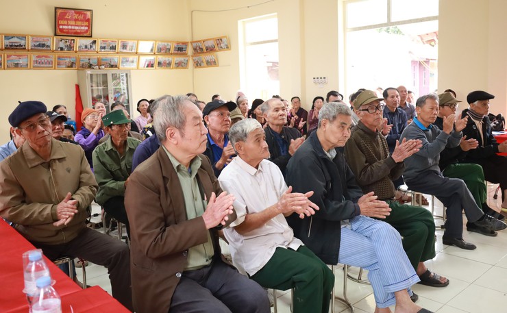 Ứng cử viên đại biểu HĐND xã Minh Châu tiếp xúc cử tri vận động bầu cử.- Ảnh 5.