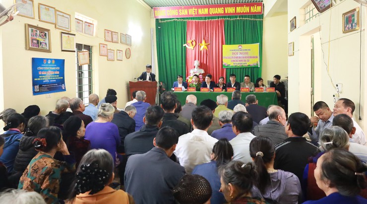 Ứng cử viên đại biểu HĐND xã Minh Châu tiếp xúc cử tri vận động bầu cử.- Ảnh 10.